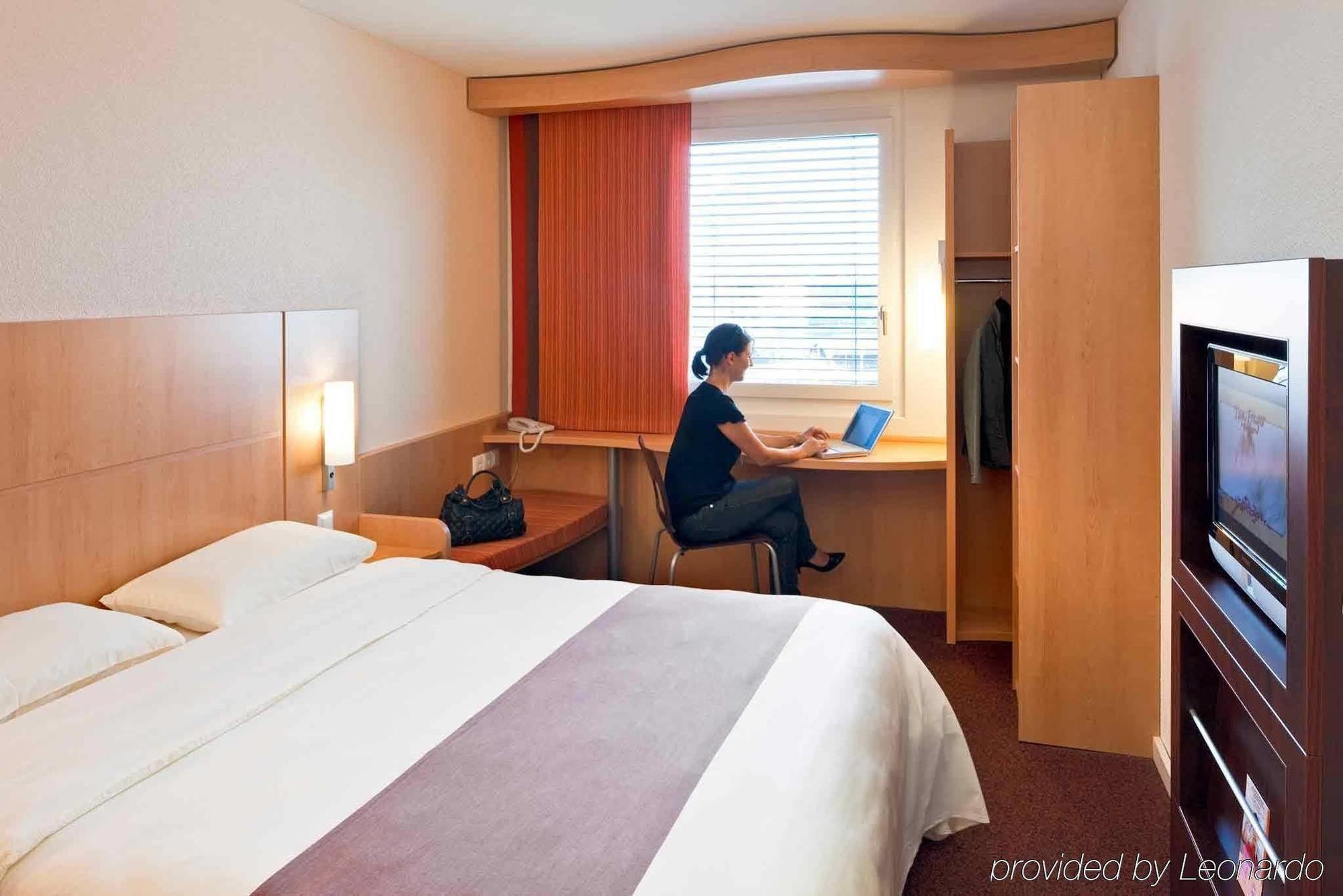 Ibis Bahnhof Hotel 2*